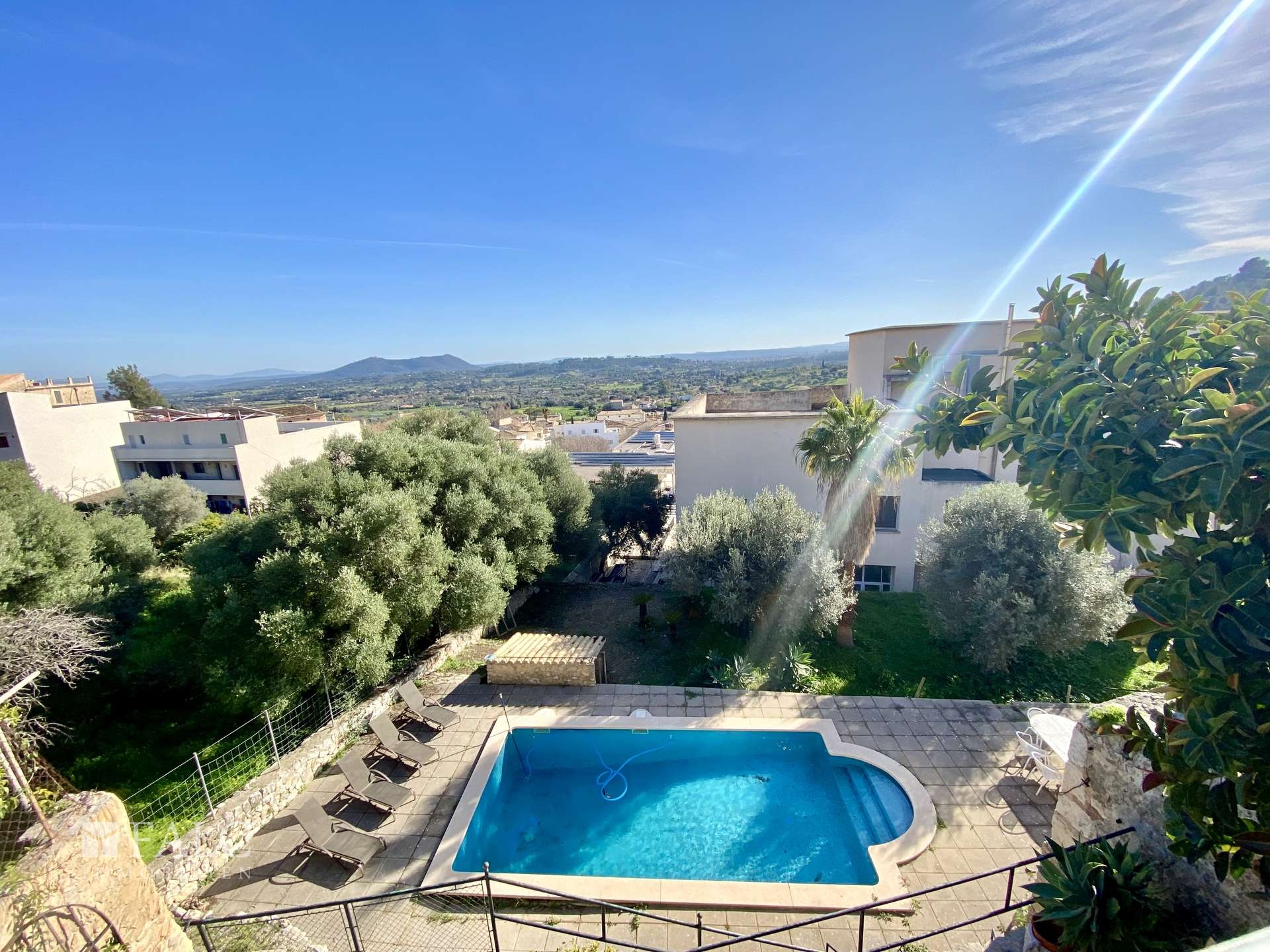 Blick von der Terrasse auf Schwimmbad